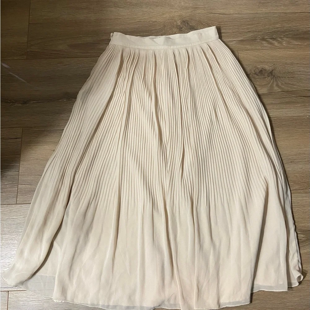 Women’s Pleated skirt - Picture 2 of 5